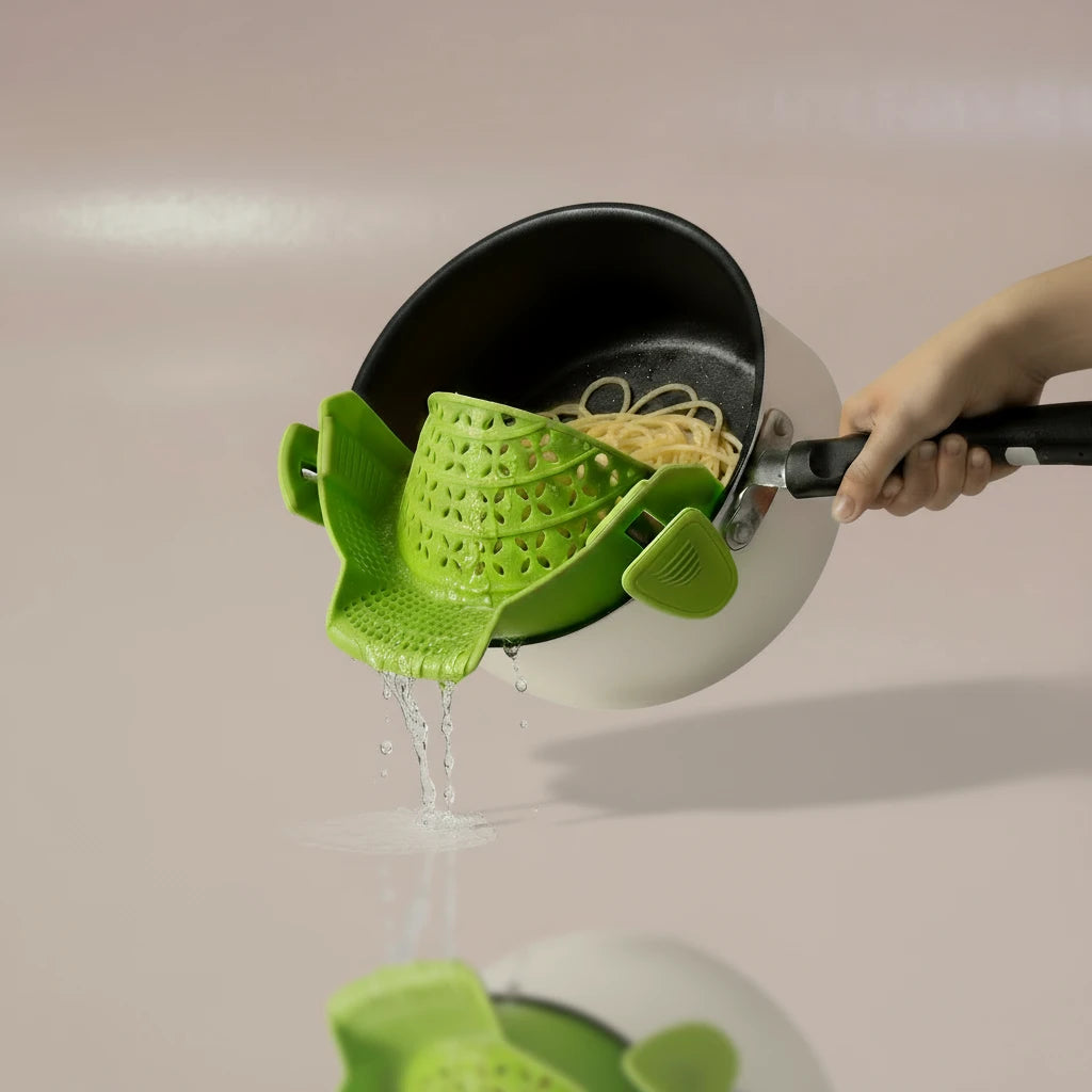 Égouttage sécurisé des pâtes avec la passoire à pâtes verte pour éviter les accidents et les déversements