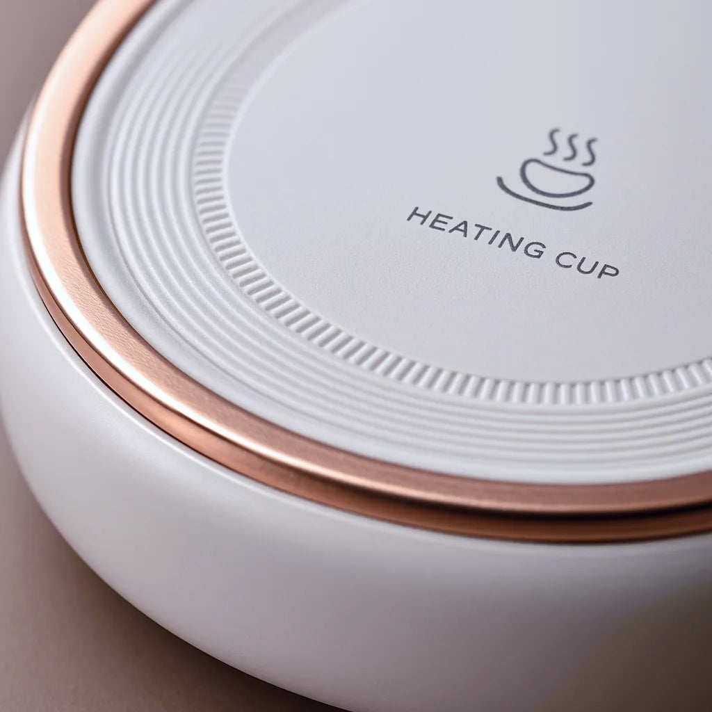 Gros plan sur un chauffe tasse éléctrique blanc