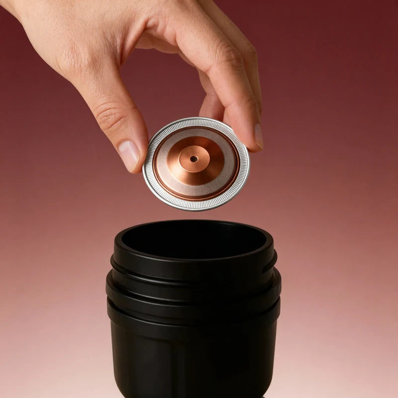 Ajout du café préféré dans le filtre d’une cafetière mobile pour un café savoureux.